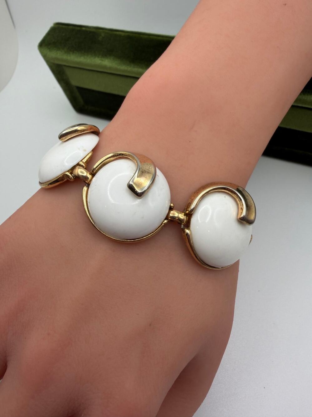Vintage TRIFARI Bracelet: White lucite Cabochon Gold tone. Original 1950s